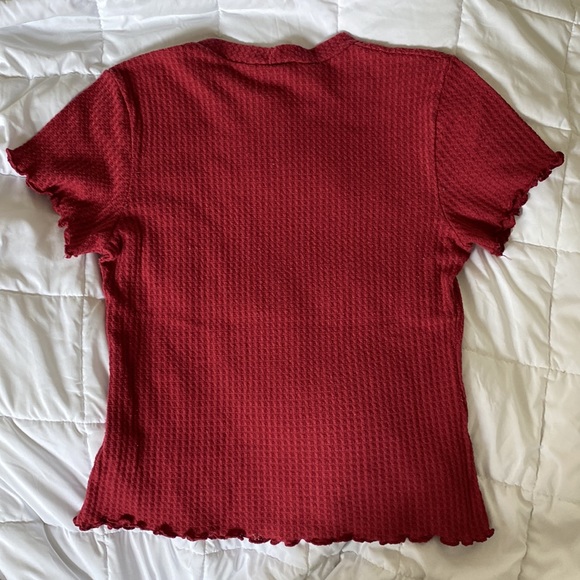 Waffle style t-shirt with ruffled scallop sleeves and hem - Picture 2 of 4
